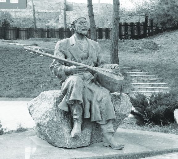 Aşıq Ələsgərin Gədəbəydə heykəli