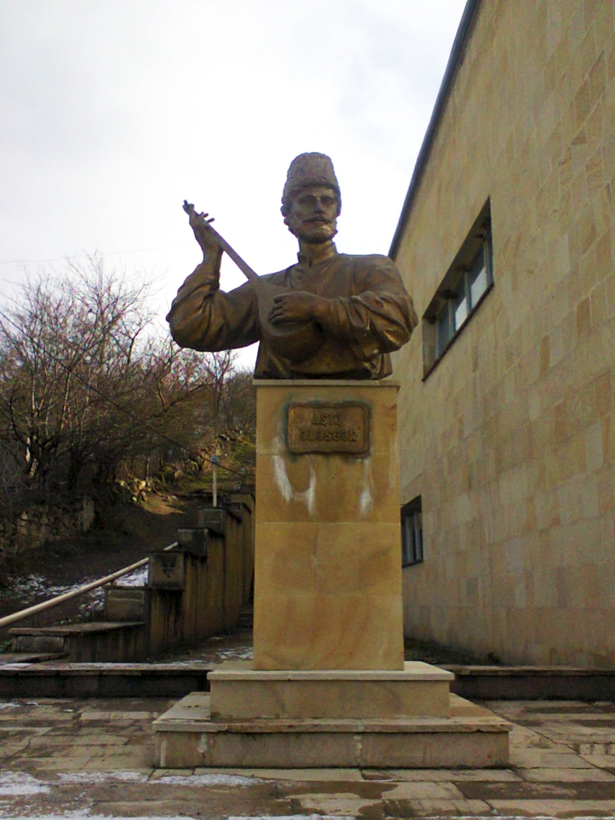 Çənlibel kəndində büstü